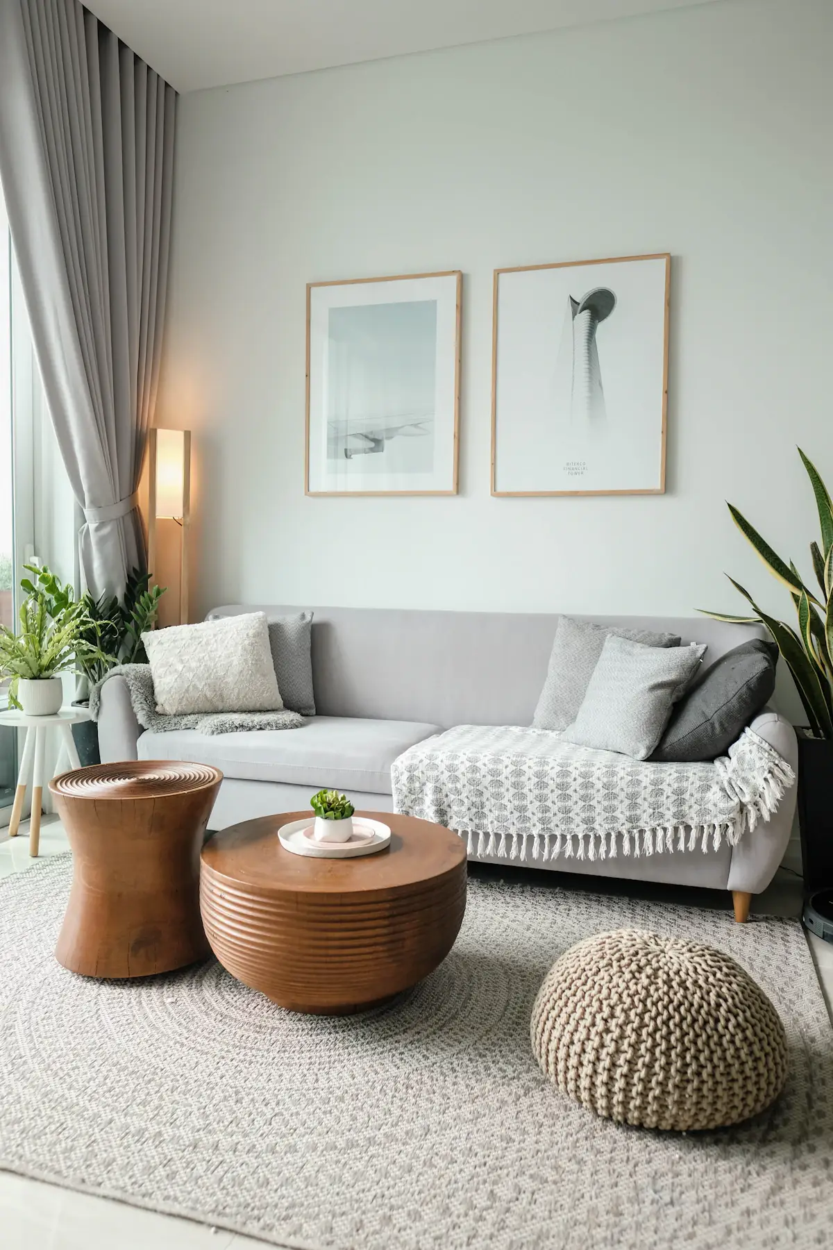 Helles Wohnzimmer mit Sofa, Teppich und Pflanzen