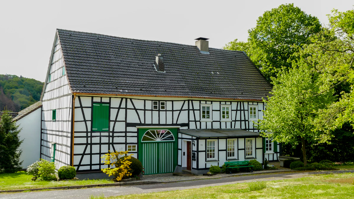 Fachwerkhaus mit grünen Fensterläden